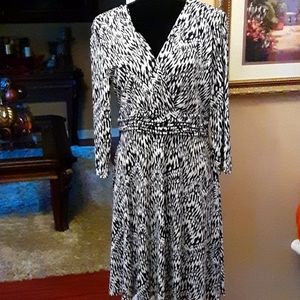Tahari Arthur S. Levine Black white print 3/4 sleeve Vneck fitted dress 8 …EUC